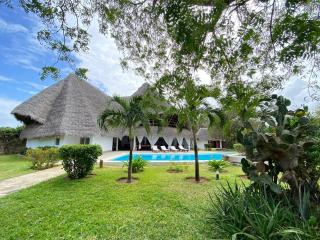 Private Villa With Pool - 5 BR close to the Beach - 5