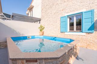 Villa Weiße Feder near Fazana for 5 persons with small heated pool & sea view - only 1,2 km from beach - 0