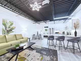 Modern Loft near Port, Beach, & Dining -Unit 201 - 9