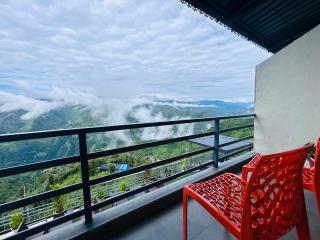 Living On The Edge A Luxury Rooms With Mountain View & Balcony - 2