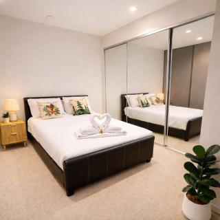 Warm Timber & Cream Retreat - 9