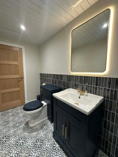 Stylish 1BR Apartment - Sleeps 4 - Parking & Pets - Coast Serviced Apartments - Enquire for Trade & Long Stays - 3
