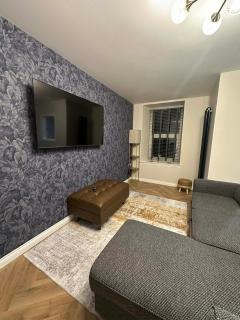 Stylish 1BR Apartment - Sleeps 4 - Parking & Pets - Coast Serviced Apartments - Enquire for Trade & Long Stays - 2