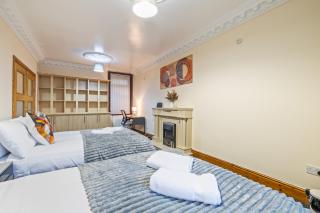 Spacious 4 Bedroom Home Near City Centre Sleeps 11 with Free Parking - 6