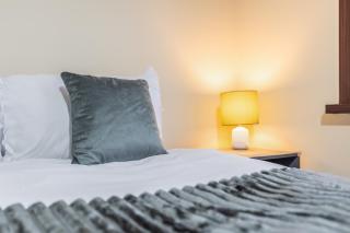 Spacious 4 Bedroom Home Near City Centre Sleeps 11 with Free Parking - 4