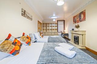 Spacious 4 Bedroom Home Near City Centre Sleeps 11 with Free Parking - 7