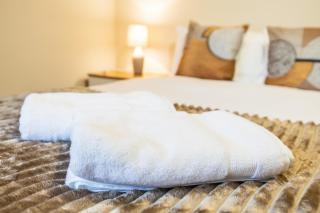 Spacious 4 Bedroom Home Near City Centre Sleeps 11 with Free Parking - 1