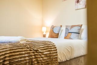 Spacious 4 Bedroom Home Near City Centre Sleeps 11 with Free Parking - 2