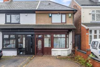 Spacious 4 Bedroom Home Near City Centre Sleeps 11 with Free Parking - 9