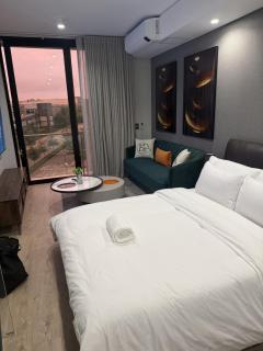 4413 At Ellipse Waterfall - 4