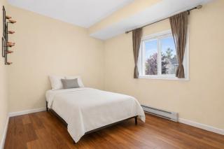 Wasaga Beach Family Oasis and Ski Escape - 2