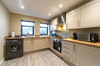 Bright 2BR Flat, Central Chatham, Parking - 8