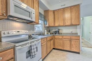 Spacious Lakefront House With a Private Dock - 8