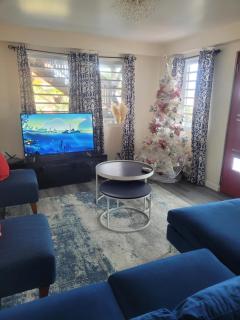 Silverbuttons Apartments & Eats - 8