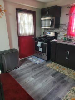 Silverbuttons Apartments & Eats - 4