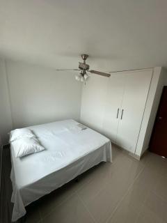 Cuarto cerca del metro cincuentenario - 9