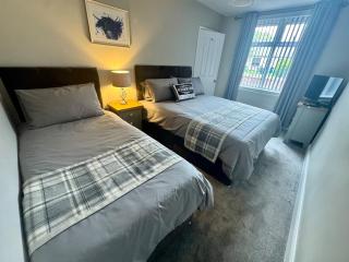 City Centre 3 Bedroom house with parking - 8