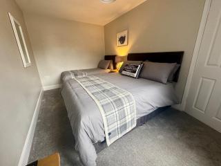 City Centre 3 Bedroom house with parking - 4