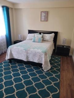 Silverbuttons Apartments & Eats - 1