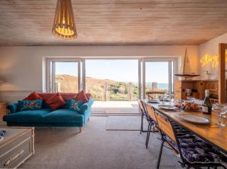Seafront Beach House with Panoramic Views - 8