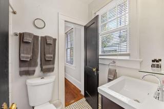 Luxurious Myers Park Living with Screened Porch - Charlotte - 5