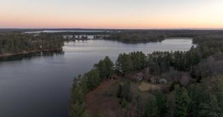 6 Bdrm 12 Guest LakeHouse on 1,000 ft Sandy Shore - 4