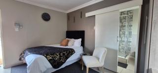 Ekuhlaleni Room 6 - 8