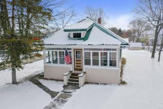 Downtown Gillett Bungalow, Fireplace, 3B, Historic - 5
