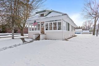 Downtown Gillett Bungalow, Fireplace, 3B, Historic - 2