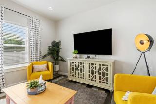 Deco Townhouse - 3 bedroom 2 story private home - 8