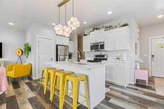 Deco Townhouse - 3 bedroom 2 story private home - 6