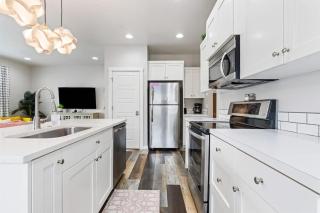 Deco Townhouse - 3 bedroom 2 story private home - 5