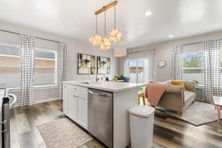 Deco Townhouse - 3 bedroom 2 story private home - 4