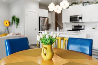 Deco Townhouse - 3 bedroom 2 story private home - 2