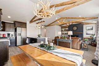 Modern Cabin Vibes, Vaulted ceilings, Sleeps 8! - 9