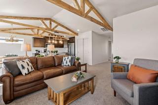 Modern Cabin Vibes, Vaulted ceilings, Sleeps 8! - 5