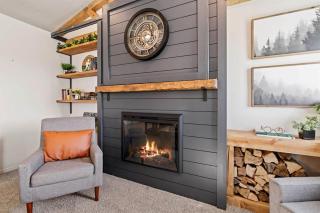 Modern Cabin Vibes, Vaulted ceilings, Sleeps 8! - 2