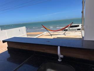 Suite 04 em casa Beira mar, com ar condicionado , cozinha completa com Micro ondas air fryer forno elétrico fogão Geladeira freezer gelagua e cafeteira elétrica Tudo para vc se sentir em casa além de um Deck com churrasqueira vista mar - 5