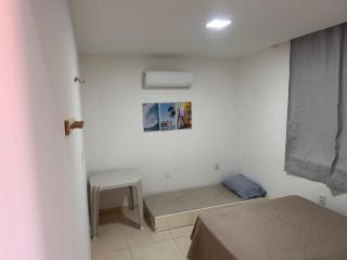 Suite 04 em casa Beira mar, com ar condicionado , cozinha completa com Micro ondas air fryer forno elétrico fogão Geladeira freezer gelagua e cafeteira elétrica Tudo para vc se sentir em casa além de um Deck com churrasqueira vista mar - 1