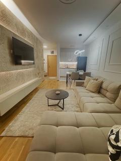 Premier In -FREE GARAGE- - 6