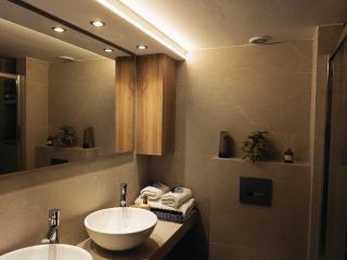 Lunix Luxury Apartment on Metro Station - 9