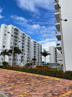 Apto con balcón con vista verde y 4 piscinas - 0