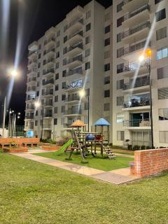 Apto con balcón con vista verde y 4 piscinas - 5