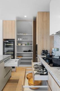 The Capri - Luxury 3BR Townhouse Surfers Paradise with Pool - 1