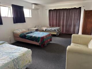 Papamoa Backpack House - 9