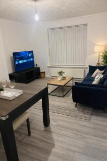 3 Bedroom Homely House,Sleeps 8 Guests Comfortably with 5 King and Double Beds,Glasgow,Free Street Parking, Business Travellers, Contractors,Holiday Goers,Near All Major Transport Links in Glasgow,City Centre ,Perfect for Common Wealth Games 2026 - 9