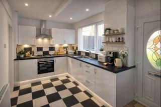 3 Bedroom Homely House,Sleeps 8 Guests Comfortably with 5 King and Double Beds,Glasgow,Free Street Parking, Business Travellers, Contractors,Holiday Goers,Near All Major Transport Links in Glasgow,City Centre ,Perfect for Common Wealth Games 2026 - 1