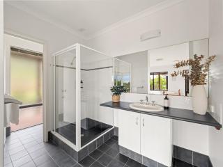 Sailors Hill Retreat - Space and Serene Views - 2