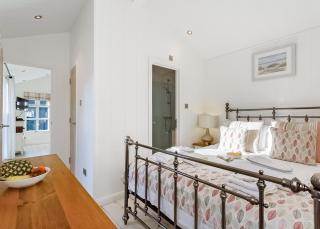 Beach Cove Coastal Retreat - 4