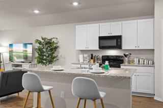 Marbella Lane - Amazing 4BR Lakeview Home - 9